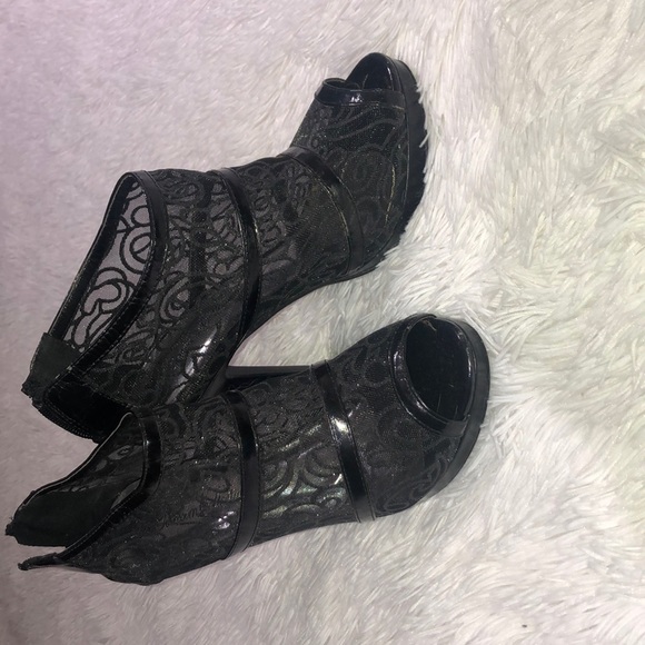 Black mesh heals - Picture 1 of 3